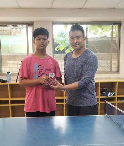 張敬彬 - 林同學是一個國中生，在學校培養了桌球興趣，特地來學桌球，學習過程遇到困難，鼓勵勇於面對且不斷練習，最後順利打出成果來