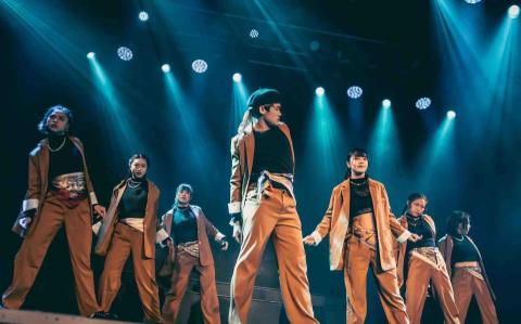 堂榮小舞蹈工作室 - 中間是我?