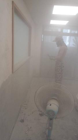 敍述建材有限公司 - 室內壁癌工程：
1.使用進口除癌藥劑。
2.使用電動工具抹除壁癌。
3.批土工程或直接防水工程施作。