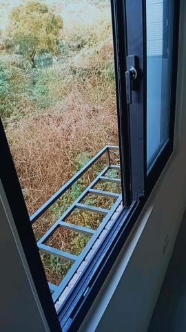 匠心鐵作坊 - 窗臺花架 安裝完成圖 匠心鐵作坊 - 窗臺花架 安裝完成圖