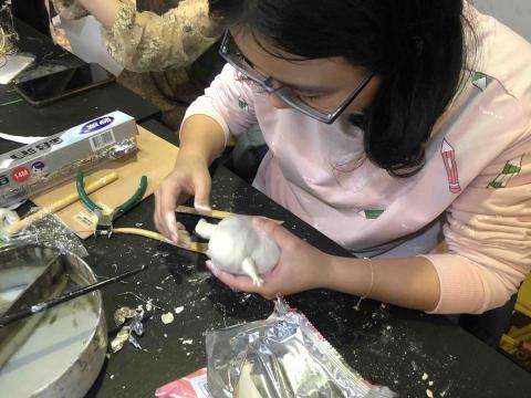 蔡文堯 - 輔助學生立體製作