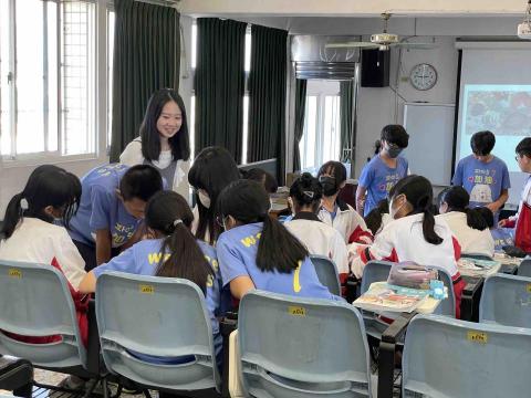 游爵瑛 - 在校實習，進行分組討論並分享，音樂融入美術