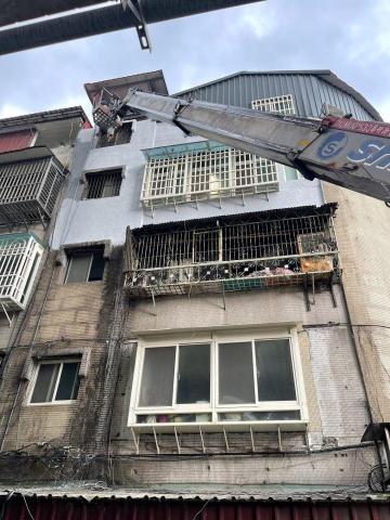 敍述建材有限公司 - 敍述建材防水工程差異化：
1.非傳統工法，引用國外新型綠建材防水塗料。
2.有實體店面展示建材，非傳統防水工程，用料透明實在。
3.住保覆約。
4.防水建材教室教學(我們願意詳細介紹我們的施工方式及防水建材特性)
5.外牆施工執照及施工檢測探討，以最有效率的方式完成施工。
6.我們提供中古屋五年保固，不提供半套式施工。
7.耐心等侯預算有限者，我們可以等你有預算再來施工。