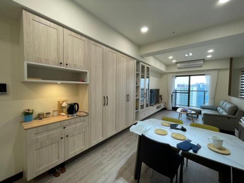 綠映居家設計 - 鄉村風造型門片搭配木頭色,電視櫃延伸收納櫃到玄關櫃,整體牆面有延伸感,其收納空間足夠.