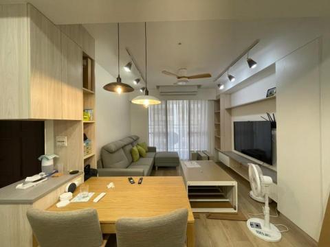 綠映居家設計 - 整體採用工業混搭北歐風格,顏色上利用白色(軌道燈)與木頭色(木地板 系統櫃),讓家有了溫暖感覺及放大空間的效果.