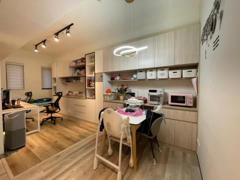 綠映居家設計 - 同一空間,但利用不同櫃子顏色,木地板不同走向做區隔,讓功能性有區別外,也有空間的放大作用.