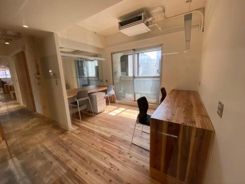 行動學習商務中心 - 向南的陽台以及全原木的地板。