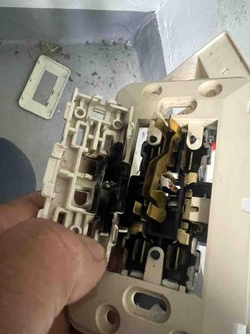 祺勝 - 老舊插座更新,以防電線走火 祺勝 - 老舊插座更新,以防電線走火