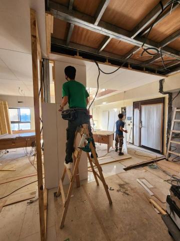 綠映居家設計 - 工班在施工前,我們都會與屋主溝通後確認現場完成面,施作時我們也會確認師傅是否有按照施工圖,並以照片回報屋主目前施工進度.