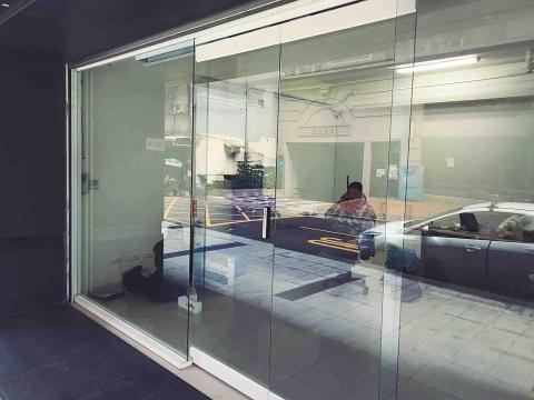 鼎堅工業 - 雙開自動門內外按押開關