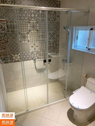 即時修工程行 - 和成HCG-無框橫拉淋浴拉門 (中間打開)
一字四片搭配8mm強化玻璃，適合寬敞浴室
來訊浴室照片以及寬度，即可線上報價