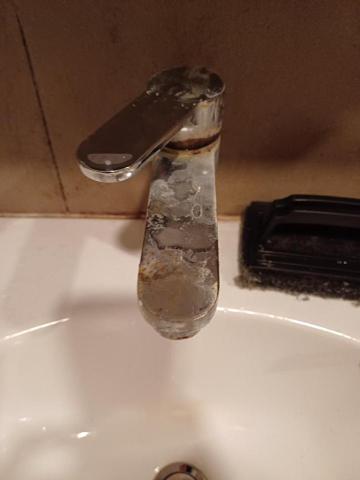 余先生 - 水龍頭清潔前 余先生 - 水龍頭清潔前