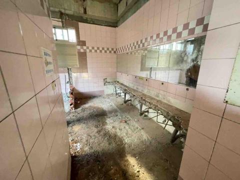 甲鼎工程行 -  學校廁所拆除