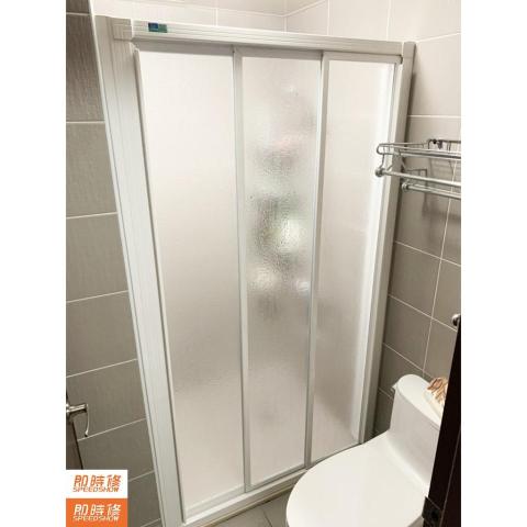 即時修工程行 - 和成HCG-有框淋浴拉門
一字三片搭配PS板
來訊浴室照片以及寬度，即可線上報價