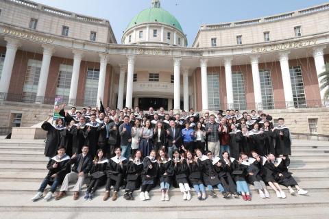 崧晟展業有限公司 - 畢業合照