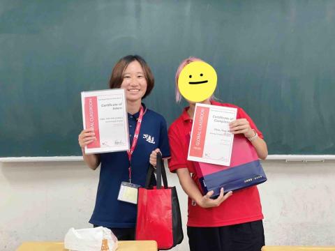 Esther Chen 英文家教 - 我曾在遠見教育中心（Foresight Taiwan）ESL課程暑期加拿大約克教育局外師助理，與加拿大外師合作，帶領兩班國中生以「寓教於樂」的精神學習英文。

此外，因為大學生的身分，我與學生的距離相較於其他助教較接近許多，同學們在課上、下課時間都很喜歡與我互動。我也受到其他加拿大外師的稱讚，表示「若我有意願成為教師，將會是很棒的老師！」