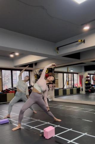 Eva  - 喜歡這張抬頭仰望天空的感覺，雖然我們看的是天花板?