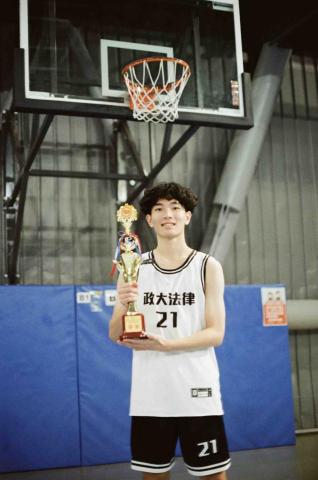 鄭聖哲 - 平時熱愛運動 個性活潑可與小朋友良好互動