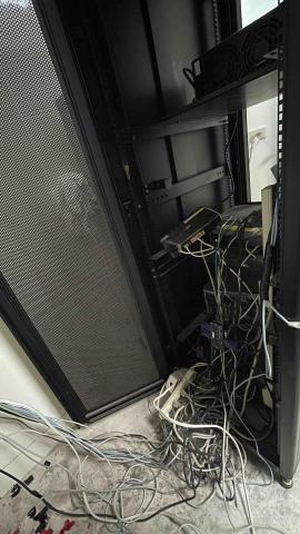 3C達人 - 未整理機櫃的慘狀