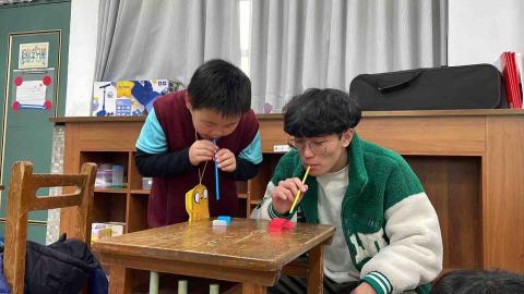 鄭聖哲 - 擔任英語育樂營幹部上山服務小朋友