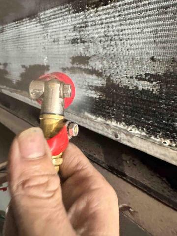 星丞空調工程行 - 吊隱式冷氣清洗中