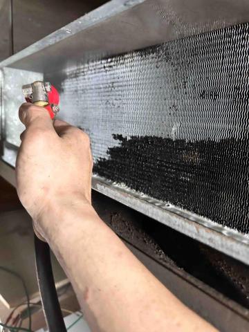 星丞空調工程行 -  吊隱式冷氣清洗中