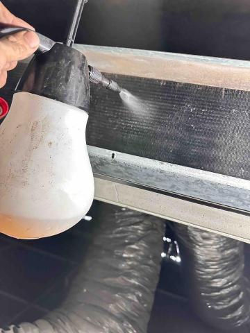 星丞空調工程行 - 吊隱式冷氣上藥水