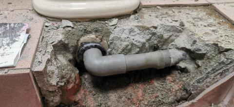 董建成 - 蹲式馬桶漏水