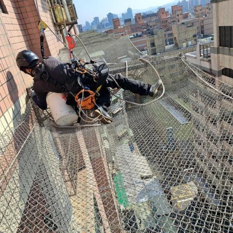 江燦輝 - 繩索作業進行防墜網加固作業及垃圾清潔