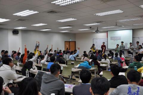 葉馨淳 - 科博館&中山醫大 共同舉辦 
「高中聯合生命科學研習營」學生問答照片。我 (最右邊白色衣服) 擔任 課程講師 教授 超修內容