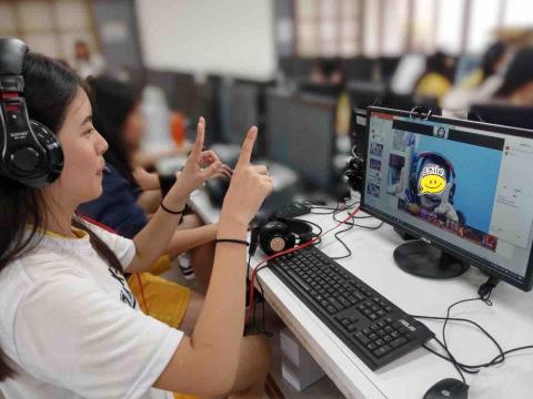 林瑀璇 - 遠距英文教學（保護小學伴因此將他的臉放上笑臉貼圖）