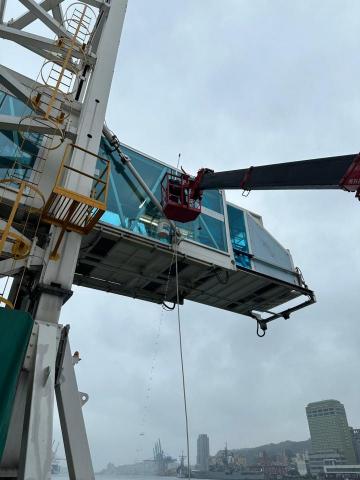 江燦輝 - 吊車作業-基隆港清洗空橋