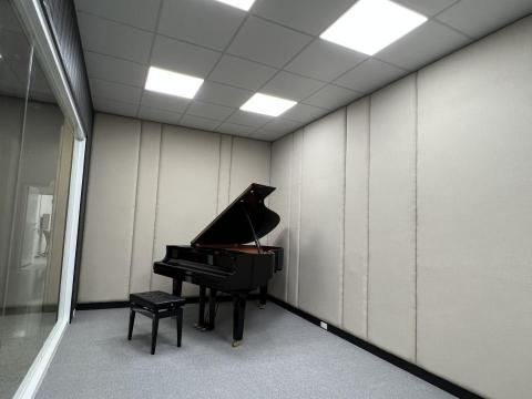 拜仁音樂教室 - 圖為拜仁音樂永康大橋分校的琴房，適用於鋼琴及小提琴教學的場地