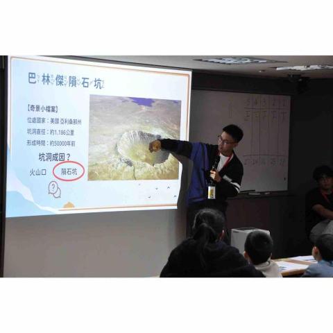 鄭啟宏 - 在臺大地質系的小小地質營擔任教學組，完整撰寫教案並上台教學。