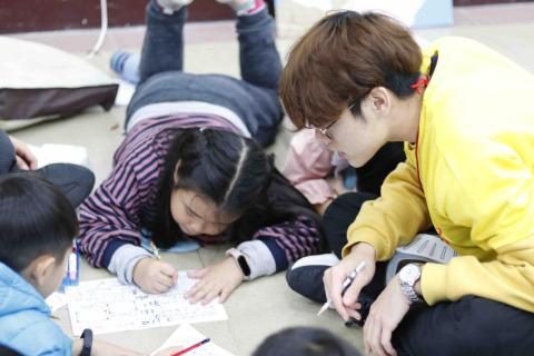 陳庠廷 - 不管低年級還是高年級，我有一套屬於小朋友的教學方式。此張照片是大學社團的課後輔導班活動