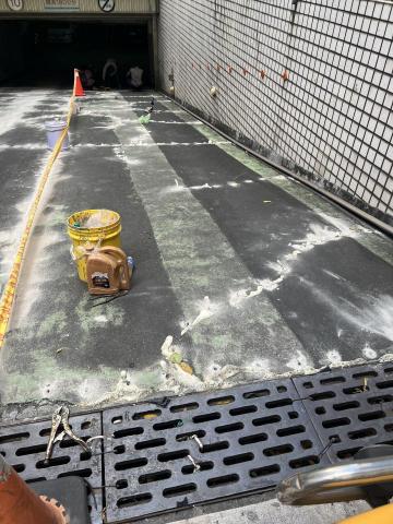 菜根湯圓   - 龍泉街車道防滑施工步驟二:完成引孔,裂縫高壓灌注 菜根湯圓   - 龍泉街車道防滑施工步驟二:完成引孔,裂縫高壓灌注