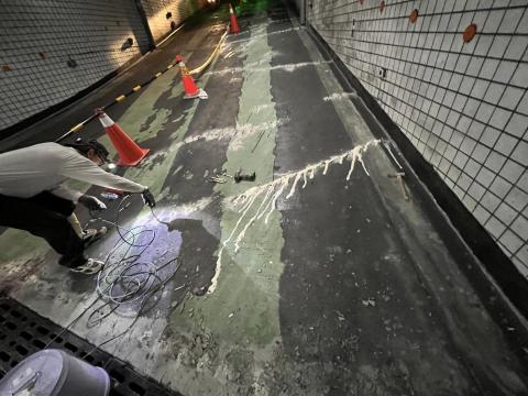 菜根湯圓   - 龍泉街車道防滑施工步驟二:完成引孔,裂縫高壓灌注 菜根湯圓   - 龍泉街車道防滑施工步驟二:完成引孔,裂縫高壓灌注