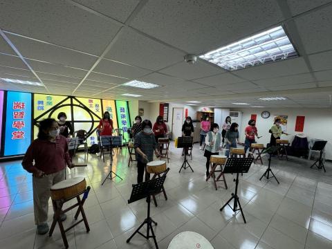 米迦樂音樂藝術工作坊 - 成人樂齡活力太鼓班
透過流行歌曲，搭配肢體律動、簡單廣場舞蹈⋯⋯，讓樂齡長輩們能夠感受到太鼓樂趣。