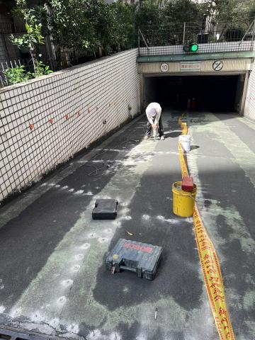菜根湯圓   - 龍泉街車道防滑施工步驟一:裂縫高壓灌注補強引孔 菜根湯圓   - 龍泉街車道防滑施工步驟一:裂縫高壓灌注補強引孔
