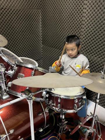 米迦樂音樂藝術工作坊 - 兒童爵士鼓課程
認識爵士鼓、基礎樂理、手的握棒⋯⋯
搭配兒歌或樂器配搭爵士鼓練習
