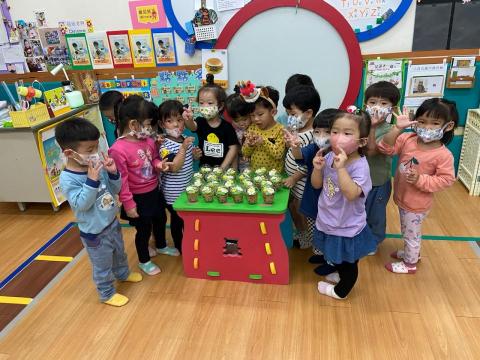 桂美 - 在幼兒園工作，幫孩子慶生