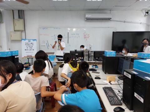 劉懿鞍 - 大一時暑假參加教育部偏鄉小學活動，數理邏輯mbot課程的講師。