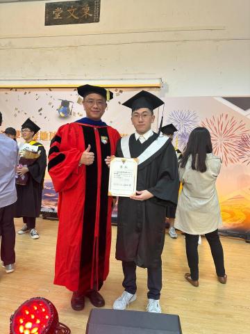 林雨謙（Mujajue） - 大學畢業院長獎