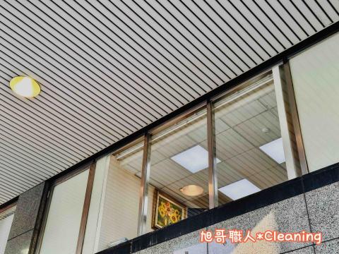 旭哥職人專業清潔 - 板橋區銀行二樓6米挑高正面玻璃清潔完成照片（近拍）
