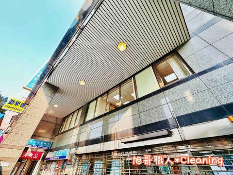 旭哥職人專業清潔 - 板橋區銀行二樓6米挑高正面玻璃清潔完成照片
