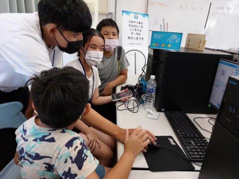 劉懿鞍 - 大一時暑假參加教育部偏鄉小學活動，數理邏輯mbot課程課程。