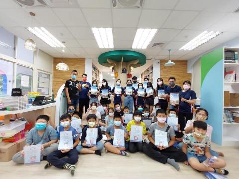 劉懿鞍 - 大一時暑假參加教育部偏鄉小學活動，數理邏輯mbot課程課程。