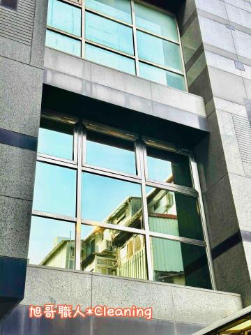 旭哥職人專業清潔 - 板橋區銀行二樓挑高6米-側面玻璃清潔完成照片