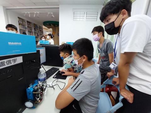 劉懿鞍 - 大一時暑假參加教育部偏鄉小學活動，數理邏輯mbot課程課程。