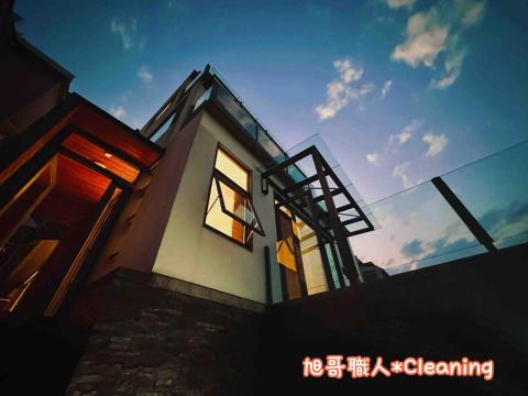 旭哥職人專業清潔 - 汐止東勢街-綠野山坡透天/玻璃地面高壓機清洗工程完工照（工作完已近傍晚）
工作重點：正面側面玻璃清洗、陽台玻璃地面清洗、1F B1樓梯地面牆面青苔高壓水注清洗。
